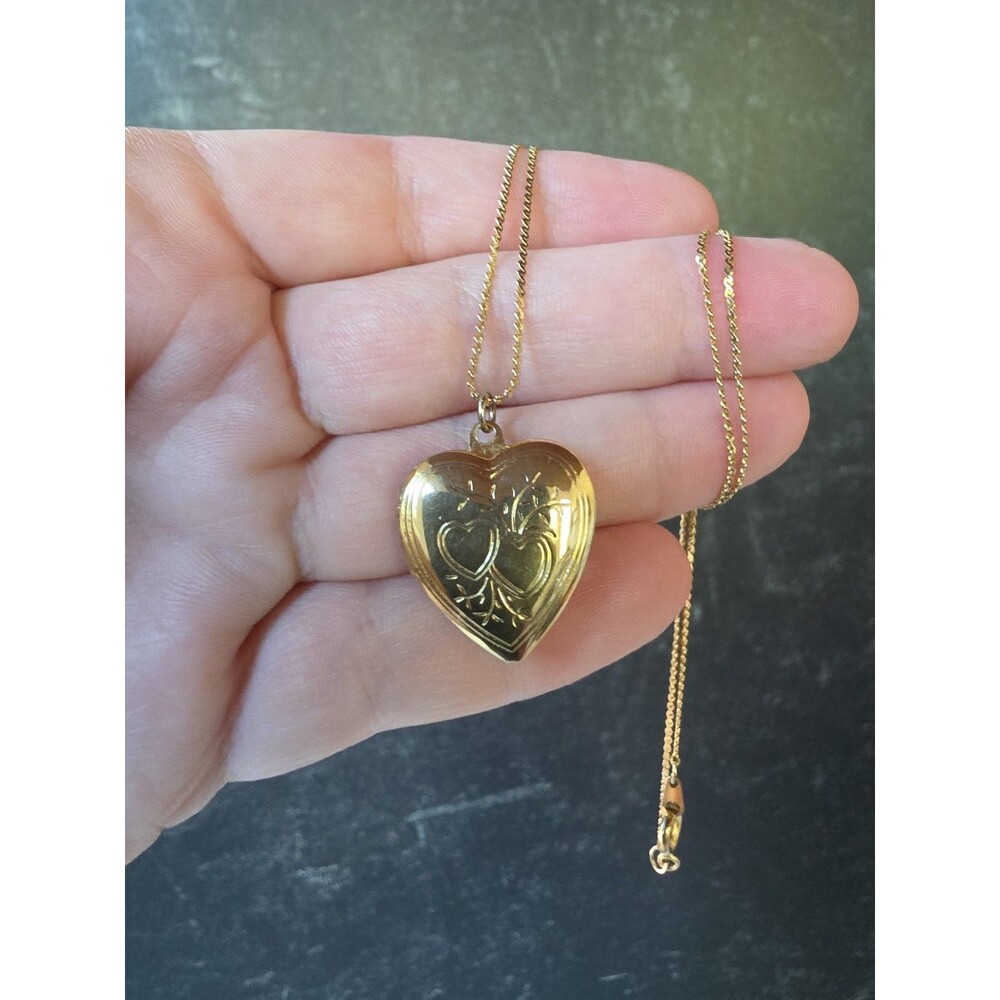 Gold Tone Metal Heart Shaped Locket Photo Pendant Necklace Vintage